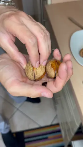 So öffnest du Walnüsse mit einer Hand 😍