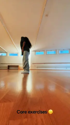 Going down slowly - it‘s all about core strenghtening #dancechallenge #dance #tiktokdancechallenge #training #corestrength #hiphopdance #hiphop #commercial #dancing #tiktokswitzerland #switzerland #fyyyy 