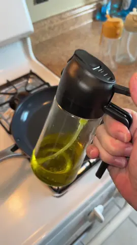 2 in 1 oil dispensers are on sale! #tiktokshop #oildispenser #oildispenserspray #2in1oildispenser 