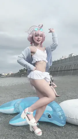 海撮影の日は大体曇りの風強めコスプレイヤーです^-^なぜだよ！#ブルアカコスプレ #bluearchive #cosplay 