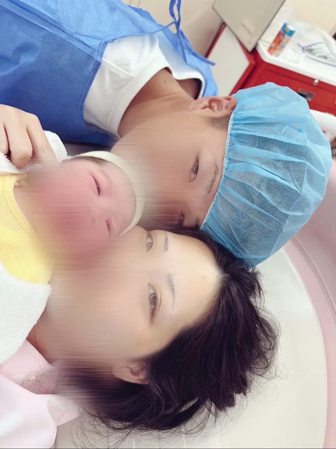 R6年8月4日3時22分3275gで元気な女の子、彩愛（さあや）ちゃん産まれました！ 嫁も命かけて頑張って出産して彩愛も命かけて産まれてきてくれてありがとう、そしてお疲れ様！ 妊娠して、口唇裂って分かってから、生まれるでどのくらい避けてるかとか、口蓋裂かとか心配してたけど、産まれてきた彩愛はそんなの気にしないくらいの大きな声で元気に産まれて来てくれて、思わず泣いちゃったよ笑 多分嫁の姫菜よりも彩愛よりも泣いてたかも笑 産まれてきて、もう3週間ちょっとたって、育児って大変だなとひしひしと伝わってくる。。 俺は日中仕事してるだけだからいいけど姫菜は1日中彩愛の面倒見てくれて、夜中も俺が仕事で朝早いから姫菜がずっと見てくれて、朝早く起きてお弁当も作ってくれて本当に感謝とかでは表せない気持ちです！ぜったいに幸せにします。世界で一番2人とも愛してます！これからもよろしくお願いします！#口唇裂 #女の子 #出産 #赤ちゃん #娘 #嫁が1番 