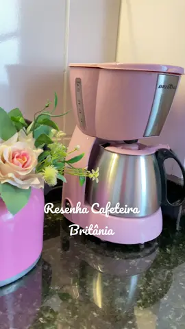 Bora fazer um cafezinho na minha cafeteira rosa da @Britânia Eletro Oficial 😍💖  . . . #cafeteira #cafeteirarosa #rosa #cozinharosa #cafeteirabritania #cafezinho #viral 