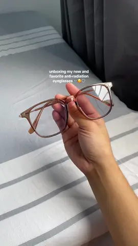 Finally nabili ko na din ‘tong viral na anti-rad at photochromic na eyeglasses dito sa tiktok!♡ #antiradiationglass #photochromiceyeglass #eyeglasses #eyeglassesfashion #specs #eyewear #replaceablelenses #fyp #viral #trending 