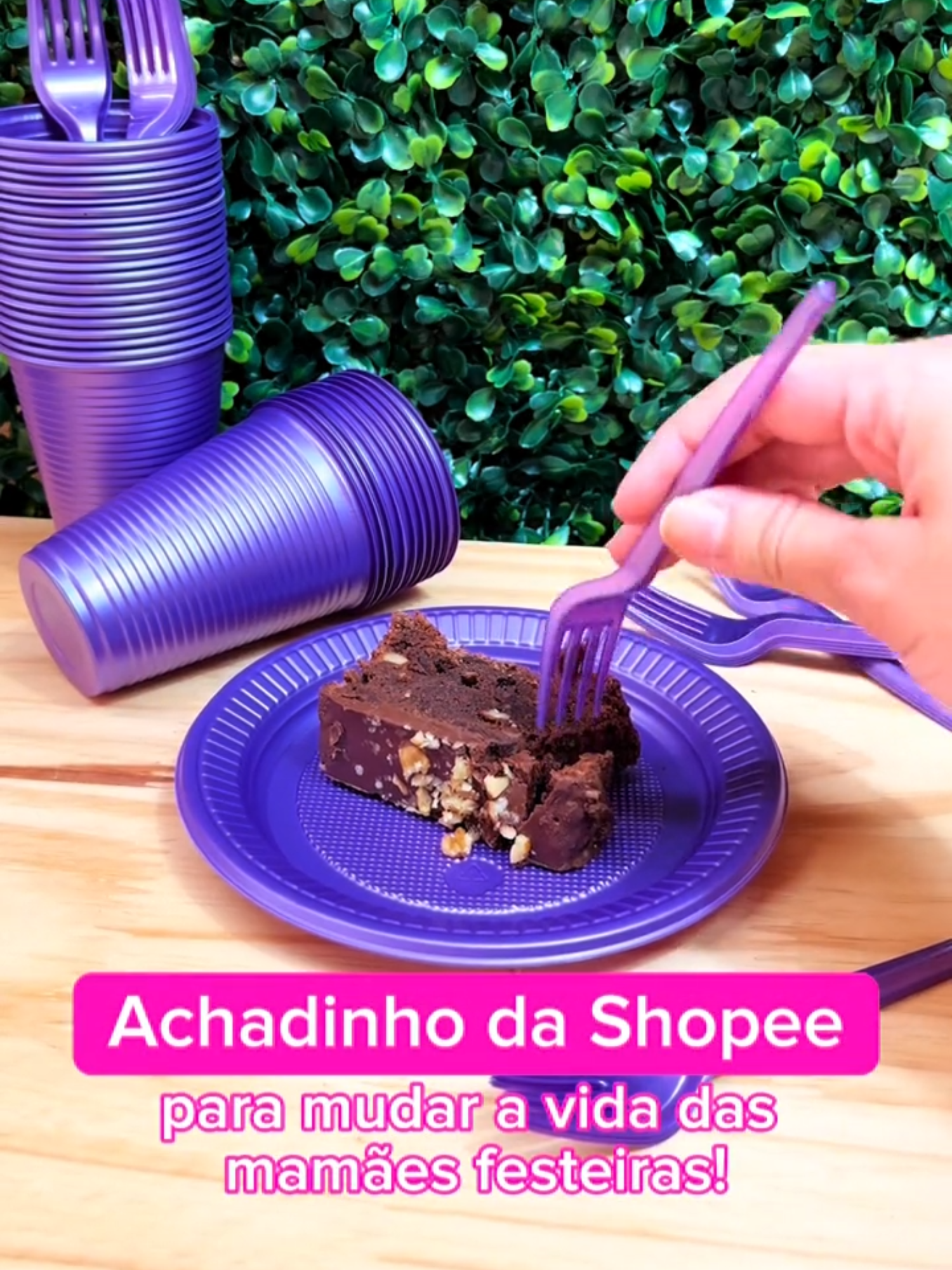 Um achadinho que vai facilitar a sua vida na hora de organizar a festinha! 🤩 O kit festa já vem com todos os itens essenciais para a hora do bolo e possui diversas opções de cores para você encontrar a que encaixa perfeitamente com o tema da sua comemoração 🥳 #decoracaofestainfantil #aniversario #festainfantil #descartaveiscoloridos