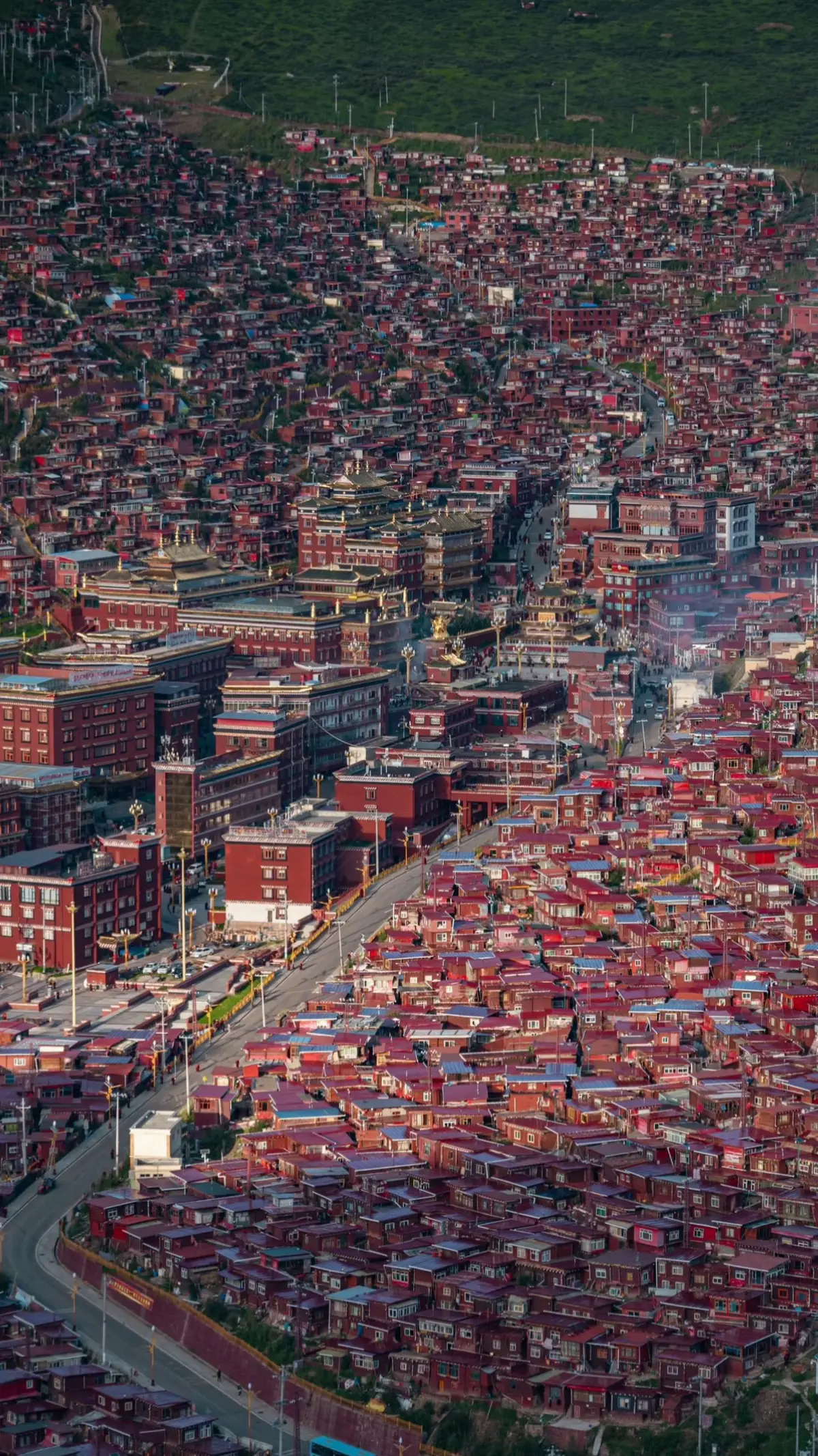 去的时候下雨了，景观确实震撼，都是红色房子，而且都是在手掌心（五座山）建的房子，从以前只有几户到最高峰 10万户，再到后面只有五千多户，从一开始只有几户人修行到后面吸引全球的人来前修行，只不过今年4月份国家政策规定只能国人去，禁止外国人进来，每天限行1000人进入，如果你想修行，如果你想好好沉淀下自己，值得推荐的好去处。让你的心很静 目之所及，皆是净土，此生一定要来一次色达。#色达 #总要去一次色达吧 #每一帧都是热爱 #川西美景 #这个夏天