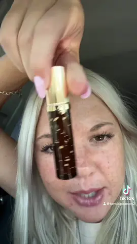 #creatorsearchinsights the glossiest of gloss and glitteriest or glitter !!! #makeup #lips #gloss #glitter #glittermakeup #affordablemakeup #fypシ゚viral 