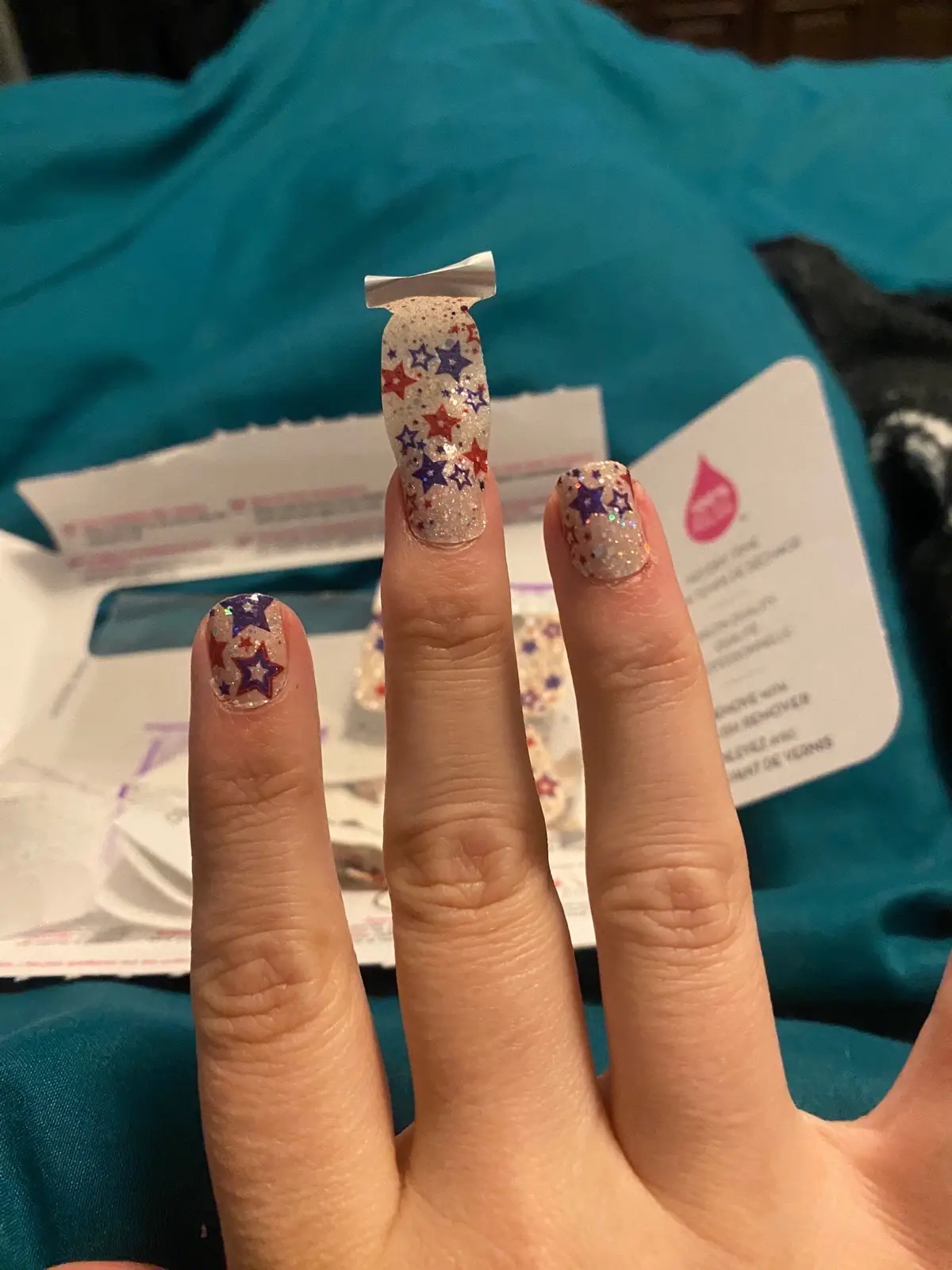 This is how easy it is to paint your nails even WITH A DESIGN! Have you tried these peel n stick manis yet?  All you need is 10 minutes and they are 100% nail polish! And 𝗕𝟯𝗚𝟭 𝗙.𝗥.𝗘.𝗘  💅🏼 Do you like solids, glitters, french tips or nail art?!?   #nailsathome #nailscheck #nailsnailsnails #nailpolish #naildesign #manicure💅 #internationalshipping #canadatiktok🇨🇦 #germanytiktok #europetiktok 