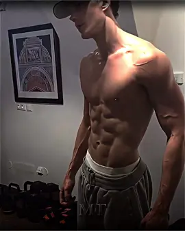 Bill made a really good work on his body #billskarsgård #thecrow #gym 