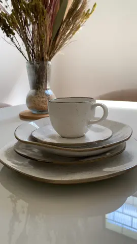 Esse é o aparelho de jantar mais lindo da vida, coleção Ryo Maresia, jogo de pratos e xícaras Oxford com 30 peças. ✨ Está na promoção na shopee, se quiserem o link comenta “eu quero” que envio pra vocês.. 🔗