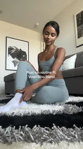 Post 🏃🏽‍♀️ roll out routine ft. @Vuori Clothing Loving the new Vuori BlissBlend™ drop – these colors and styles are perfect. ⁃ Target each muscle group (I personally target the Bottom of my foot - Calves - Tib ant - Hamstrings - Quads - Glutes - lower back)  ⁃ Roll out each group for at least two minutes each on both sides. Take time releasing your muscles. ⁃ Stretch directly after for extra injury prevention and to lock in the great effects. #vuoripartner