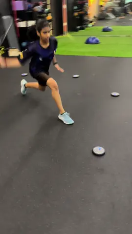 IF YOU BELIEVE 🆙🤩 🧠Developing Quick 🦶 Reactions are an excellent way to help your Squash player to improve speed, agility, reaction time ,awareness and confidence to Play!😅👊🏽 💨With the right motivation, the sky may be a stepping stone to higher ground for this young champion!!👣💯 🗣️I always believe by Supporting someone, especially a Child, in their journey toward achievement can sometimes feel like it’s making little difference in the moment. Yet, the encouragement, knowledge, and confidence you impart can have profound effects over time🤲 🌱The seeds you plant today might not bloom immediately, but they can grow into something extraordinary with patience and care.  🤩Every bit of support, guidance, and belief you offer can help shape their future in ways you might not immediately see but will be immensely valuable💯 #fitnesslifestyleipoh #totalfitnesssolution #strengthandconditioning #highperformance #squash #specific #motivation #develop #Squash #strengthandconditioning #footworkdrills #reaction #cognitive #agility