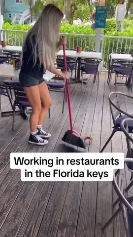 🦀 its part of the side work #restaurantlife #bartender #flkeys #florida #restaurant #bar #floridakeys #server #waitressproblems #bartenderproblems 
