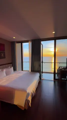 Đến Đà Nẵng thì nhất định phải book một chiếc phòng view biển sáng ngắm bình minh ngay tại giường như này nha. Bao chữa lành luôn á 😘 #raontravel #raonhotel #raondanang #khachsandanang #khachsanbiendanang #bienmykhe #checkindanang 