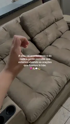 Meu sofá chegou hoje e a cada coisinha que conquisto pra minha casa meu coração transborda de sentimentos bons! 😭💗🏠💫 #vaiprofy #comprasparacasa #sofanovo #recemcasada #saladeestar #organizacaodecasa 