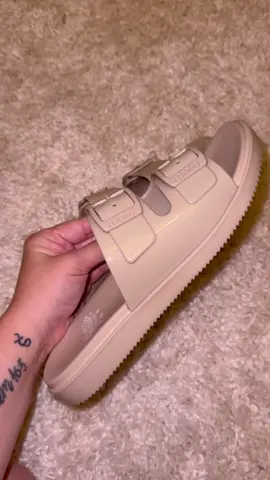 For the beige girlies 🫶🏼  #sahm #beige #tan #sandals #sandal #shoes #tiktokshop 
