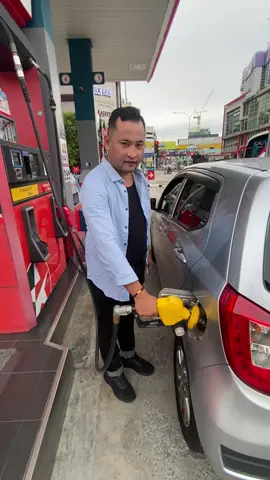 Begini la caranya isi minyak bensin di malaysia ,, kita bayar ke counter lalu minyaknya kita isi sendiri ke mobil kita 😂😂😂😂 #malaysia #kualalumpur #bukitbintang #holiday 