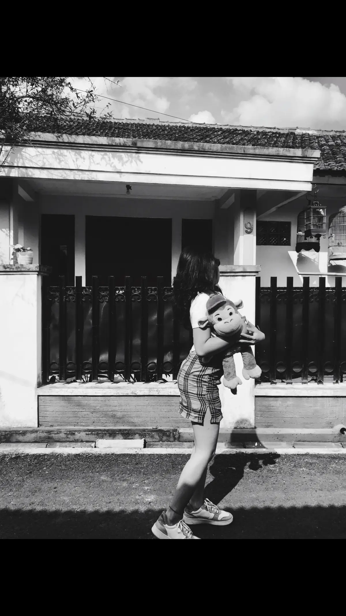 Akhirnya aku sampai pada titik ini, titik dimana aku benar-benar sadar bahwa yang paling penting dalam hidupku adalah kebahagiaanku sendiri, ternyata aku salah selama ini, yang selalu aku pedulikan hanyalah dirimu, perasaanmu dan kebahagiaanmu, hingga aku lupa bahwa aku juga berhak untuk mendapatkan itu semua, dan ternyata aku memang perlu mengapresisasi diriku serta kehebatanku selama ini yang bisa dengan sabar menghadapi kerasnya egomu dan mood mu yang selalu berubah-ubah, satu hal yang perlu kamu tau, aku sudah berusaha untuk memberikan semua yang terbaik semampuku, menjadi seorang penyabar sekuat yang aku bisa,selalu mencoba berfikir positif tentang segala hal yang sebenarnya terkadang membuatku merasa tidak tenang, dan selalu berusaha mempertahankan hubungan meskipun kau hancurkan lagi lagi dan lagi, mulai hari ini, akan kututup semua tentangmu, tentang kamu yang pernah menjadi bagian dari hidupku, karna pada dasarnya orang yang paling tuluspun akan menemukan titik jenuh jika hadirnya tidak dihargai terus menerus, prihal aku yang kemarin selalu maksa kamu buat balik, aku minta maaf, maaf jika rasa cintaku yang akhirnya hanya dapat membebani perjalananmu, dan terlepas dari kita yang sekarang sudah tidak bersama lagi, aku gak pernah nyesel bisa mencintaimu sedalam ini, meskipun kisah ini ditutup dengan saling meninggalkan, meskipun pada akhirmya tidak saling sapa dan kembali menjadi asing, setidaknya semesta tau serta pernah menjadi saksi bahwa aku pernah sebahagia itu, sekali lagi, terima kasih atas waktunya, bahagianya serta rasa cintanya berikut dengan segala lukanya🥰.#sadvibes #fy #4u #foryou #tiktok 