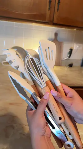 carote utensili set 🤩✨ Tenia que hacer match con mis sartenes de carote tambien 😌 @Carote Cookware  #siliconeproducts #carote #spatulaset #carotecookware #cocinando #cocina #cocinafacil #señora #señoralife #señoras #homefinds #walmartfinds #walmarthaul 