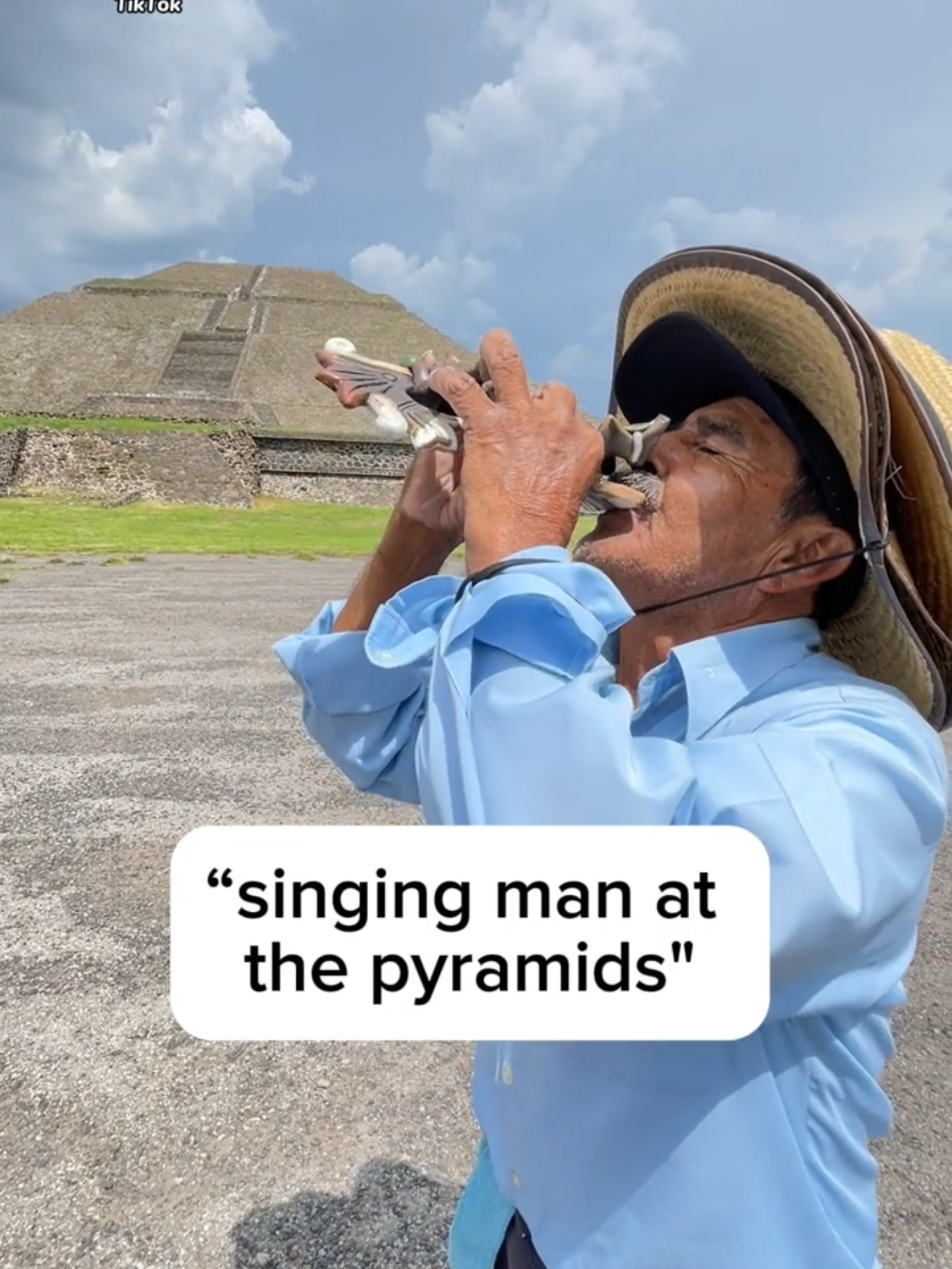 singing man at the pyramid in Mexico 🇲🇽 #mexico #streetfood #teotihuacan #mexicocity #nativety