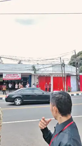 Paspampres dengan mata Elangnya 😎  Selamat Datang RI 1 🇮🇩  #fyp #berandatiktok #jokowi #president #banjarpatroman #leuwikeris #ciamis #paspampres 