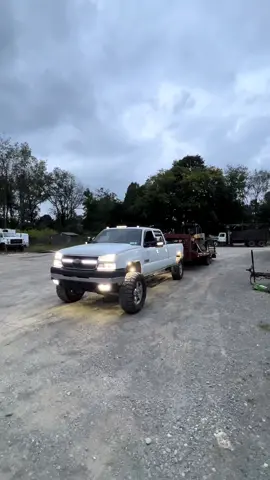 when i get my own gooseneck you already know im turing it into a spaceship. #16wides #duramax #bubba #dualhoodstacked #s400lbz #s400 #s472 #dualhoodstacked #longbed #26x16 #jtxforged #landyacht #stackedspacers #mcghaughys #lb7 #cclb #lbz #cateye #towrig #towpig #hoodstack 