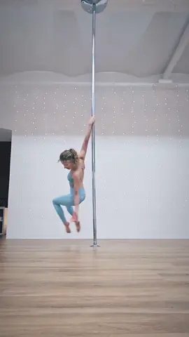 Poledance Power! https://poledancevienna.at/kurse/neu-bei-uns #poledance #poledancevienna #Fitness #vienna #wien #tanzstudio #fitnessstudio #choreographie #happy #bewegung #stange #pole #move #tricks #tanzen #sport #fit