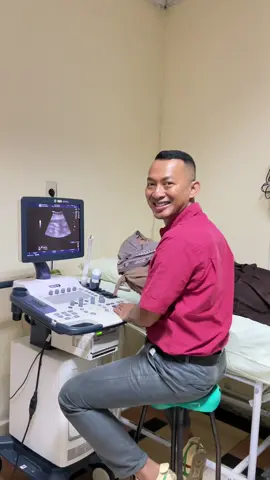 Jangan percaya MITOS tentang USG kehamilan ini ya !!! 1. USG gak boleh sering-sering, bahaya buat janin.  Faktanya : USG AMAN dilakukan pada ibu hamil dan janin. USG kehamilan dapat dilakukan sewaktu-waktu dan kapan saja. USG tidak menimbulkan efek samping dan bahaya untuk ibu maupun janin. 2. USG kehamilan bahaya karena bisa kena radiasi.  Faktanya : USG menggunakan gelombang suara Ultrasonik, bukan sinar X, sinar rontgen, sinar radioaktif. Paparan gelombang suara Ultrasonik TIDAK memberikan efek bahaya terhadap ibu maupun janin. 3. Saat hamil muda jangan melakukan USG transvaginal. Faktanya : USG transvaginal penting untuk evaluasi detil organ kandungan dan kehamilan muda. Masuknya alat USG ke vagina TIDAK berpengaruh terhadap kondisi janin dalam kandungan. 4. USG 3D/4D lebih akurat dibandingkan USG 2D. Faktanya : USG 2D bisa lebih mendapatkan gambaran detil sampai organ dalam janin. USG 3D/4D adalah pelengkap dari USG 2D. USG 3D/4D adalah fitur di mesin USG untuk mendapatkan gambaran secara 3/4 dimensi, dan biasanya untuk menunjukkan ke pasien kontur wajah, kelamin dan lain lain. Masih banyak banget mitos USG selama kehamilan… Ayo ngaku siapa yang masih sering percaya mitos ?😂  Jangan mudah percaya mitos… Yuk cari tahu kebenarannya dari sumber yang valid !!!  Jangan cuma kata orang, kata mbah Google, kata tetangga🤦‍♂️ JANGAN PERCAYA LAGI ya ama mitos2 USG kehamilan yang moms dengar sebelum dicaritau dulu kebenarannya👍 #promil #USG #dokter #medan #Obgynlife #obgyn #dokterkandungan #spesialiskandungan #foryourpages #fypviral #fypシ゚viral #fyp #fypシ #fypシ゚viral 