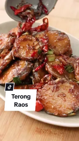 Resep Terong Raos (untuk 3-4 porsi) Bahan: 1-2 buah terong ungu (250 gram) 2 sdm minyak/margarin 7 pcs cumi asin, rendam air panas & potong 5 siung bawang putih, cincang 7 siung bawang merah, iris 1 batang daun bawang, iris 4 buah cabai merah keriting, iris 5 buah cabai rawit merah, iris 1 buah jeruk limau (opsional) Bahan lainnya: 1 sdm kecap manis 1 sdm saus tiram 2 sdt gula pasir 1 sdt kaldu jamur/penyedap Bahan adonan: 150 gr tepung terigu protein sedang 30 gr tepung beras ½ sdm baking powder ¼ sdt garam ½ sdm kaldu ayam bubuk 1/8 sdt merica 250 ml air ½ sdm cuka meja Cara membuat: 1. Di dalam mangkuk campurkan tepung terigu, tepung beras, baking powder, garam, kaldu ayam bubuk dan merica 2. Masukkan air secara perlahan sambil di aduk kemudian tambahkan cuka, aduk rata 3. Potong-potong terong kemudian masukkan ke dalam tepung basah, goreng terong hingga kecokelatan dan kering, tiriskan 4. Panaskan minyak/margarin, tumis bawang merah hingga wangi kemudian masukkan bawang putih, daun bawang, cabai merah, cabai rawit merah dan cumi asin, tumis hingga wangi dan kering 5. Masukkan kecap manis, saus tiram, gula pasir, kaldu bubuk dan terong, aduk hingga rata kemudian masukkan perasan jeruk limau, aduk rata 6. Terong raos siap disajikan