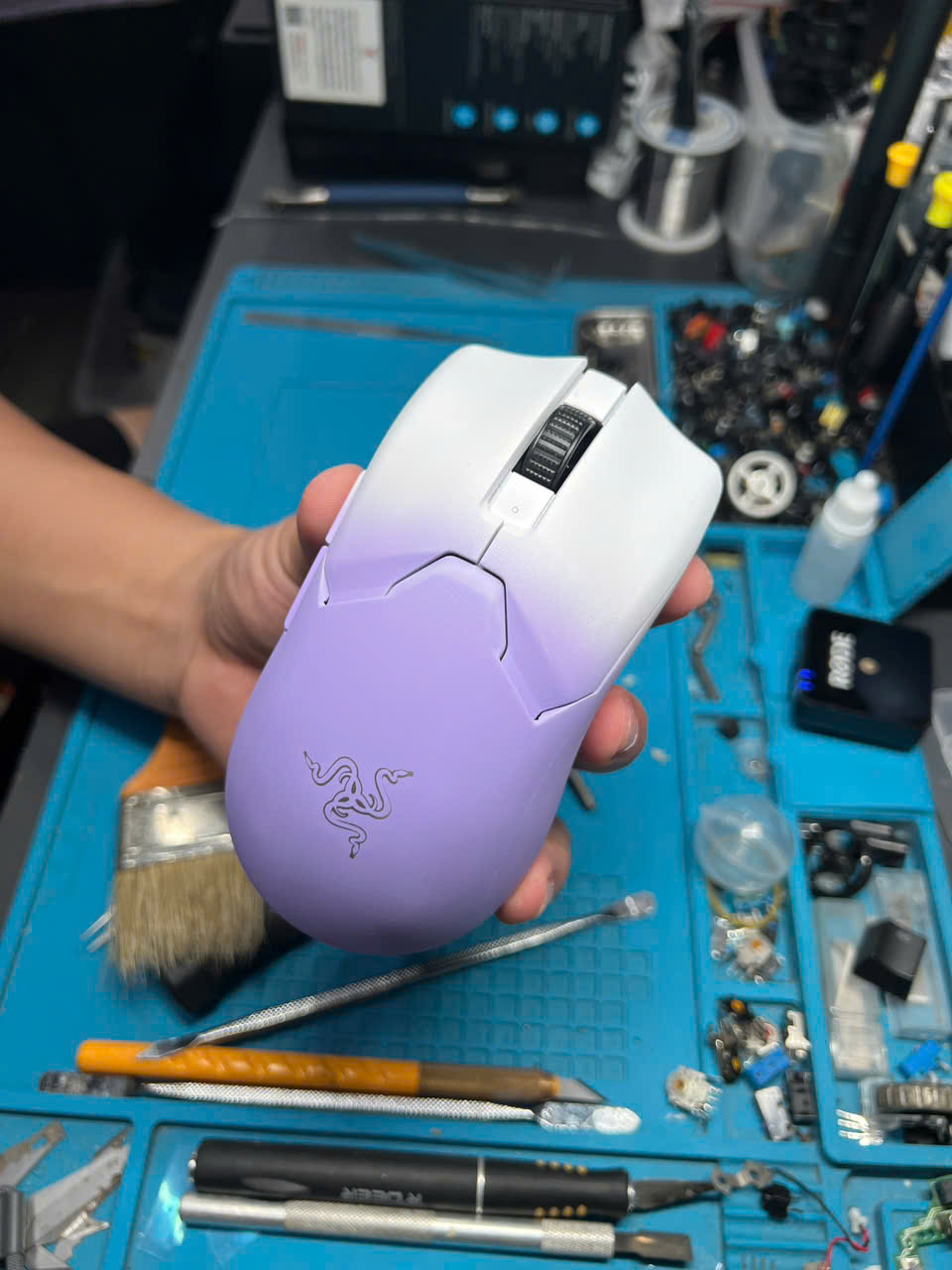Razer Viper V2 Pro Lavender White  Sắp nghỉ lễ rồi tranh thủ sơn nốt mấy em chuột của anh em gửi để dành thời gian ngủ mấy hôm nghỉ lễ các bác ạ :(  #fatmonkeyworkshop #gaminggear #razer #lokaspace