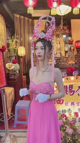 穿戰袍的媽祖難得降臨公司感覺離我們好近～好幸運可以遇到😍 #drbeat #fyp #熱門推薦 #禮生 #媽祖 #東螺天后宮媽祖 #pink #禮生日常 #foryoupage #鈊泰美禮生 @Olivia 林沂 