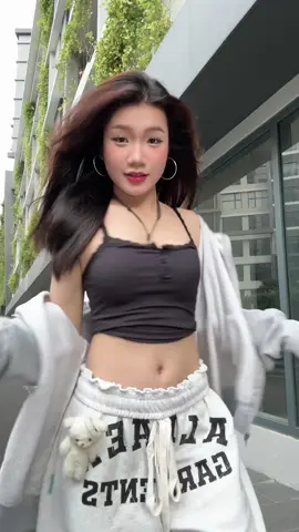 Bé này tóc thẳng được đu trend nì khum 😬 #dqn | dc @kalogerassisterstiktok 