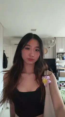 i wanted to show my jeans 👎🏻