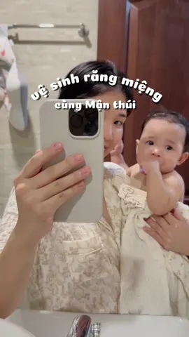 Mèo 9m5 1 cái răng dưới ạ 😆 nghe ông bà nói răng mọc trễ thì sau rụng trễ hén mấy mom hihi #mevabe #lamme #mebimsua #mebim #roluoisilicon #chamsocrangmiengchobe #mebimreview 