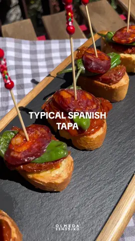 Typical Spanish tapa with Chorizo de Pueblo Olmeda Orígenes. ¿What's your favorite Spanish Tapa? Let us know in the comments⬇️ #olmedaorigenes #recetas #recetasfaciles #cocinaencasa #Foodie #FoodLover #spanishfood #spanishtapas #instafood #foodstagram #reelsfood #foodfromspain 