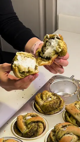 بابكا زعتر الريحة والطعم خيال🤍                  العجينة : كوب موية + فنجال سكر + ملعقة كبيرة خميرة فورية + نصف كوب حليب بودرة .. بعدها نضيف فنجال زيت + 3 اكواب طحين  .. تتخمر نصف ساعه الى ساعه                                            #اكسبلورexplore #اكسبلورر #زعتر #وصفات_سهله #وصفات #بيكري #كيك #ترند 