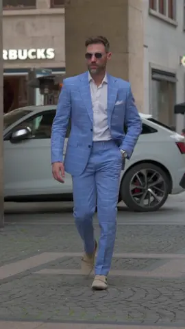 Walking through the streets of Turin 🇮🇹 with my @hockerty_official suit, details that make the difference. Would you wear this style❓✅ or ❌ #menstyle  #fashioninspo  #fashiontiktok  #italy 