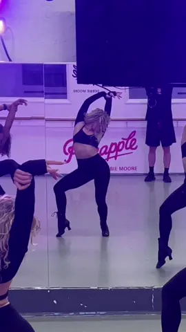 🥊‼️❤️ Another class at Pineapple Dance Studios London. Choreo - @Matt Nicholson #dancer #professionaldancer #choreography #pineappledancestudios #fyp #viral #class 