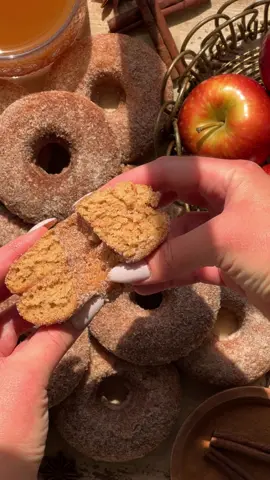 Apple Cider Donuts 🍎✨🍂 They’re soft & fluffy, full of apple cider flavor, lots of warm spices and rolled in spiced sugar ❤️ #appleciderdonuts #applecider #donuts #fallbaking 