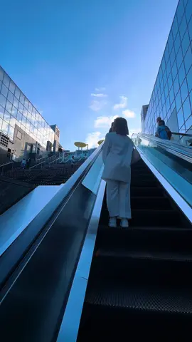 Escalator trend ok not just Taiwan & Singapore but also in Kyoto Japan 🤭 #escalatortrend #japantravel ###kyoto 