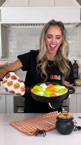 Skillet Peeps S’mores Dip 🎃👻🔥 I used 12 oz of chocolate chips + 1 c heath bar crumbles + 18 peeps and baked at 450 for 5 min. Just keep a close eye as they bake so they don’t burn! So simple and SO yummy! #halloweenrecipe #halloweenideas #halloweenparty #halloweenfood #spookyseason #halloweendesserts 