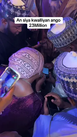 Abokanan ango sun siya wankan ango 15m amma Amarya tace a qara 😁 and sun qara . Venue: @fabscentre  Mc: @mc_hafcee Dj: @iamdjblackd  Photography: @ashfim_photography  Food: @tentoten_catering_services  . #theladyonthemic #theeventchieftess  #mchafcee #hypequeenhafsah #hypequeen #arewanaijaweddings #arewafamily #arewafamilyweddings #northernhypelady #fabricblogger #beautiful #bellanaijaweddings #dance #highlights #dinner  #motherslove #couple #bride #bridesmaids #dance #viral #tiktok 