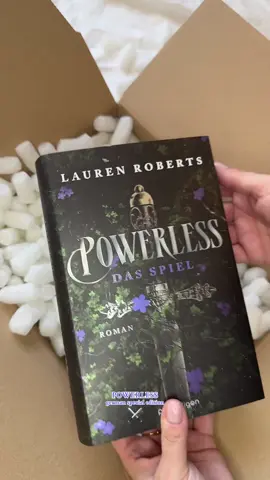 Aww 😍 @Bücherbüchse Ihr habt es einfach drauf 💜⚔️ #booktokgermany #booktokdeutsch #specialedition #powerless #laurenroberts #kaiazer #sprayededges #farbschnitt #paedyngray #kaiandpaedyn #BookTok #bücherbüchse #romantasybooks #romantasy  @Lauren Roberts  