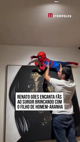 ❤️ O #ator #RenatoGóes encantou os fãs nesta quinta-feira (29/8) ao compartilhar um vídeo no qual surge brincando com o filho, Francisco, de 2 anos. Na ocasião, o garotinho estava vestido de #HomemAranha. Para alegrar o momento com o filho, Góes segurou o pequeno e o fez 