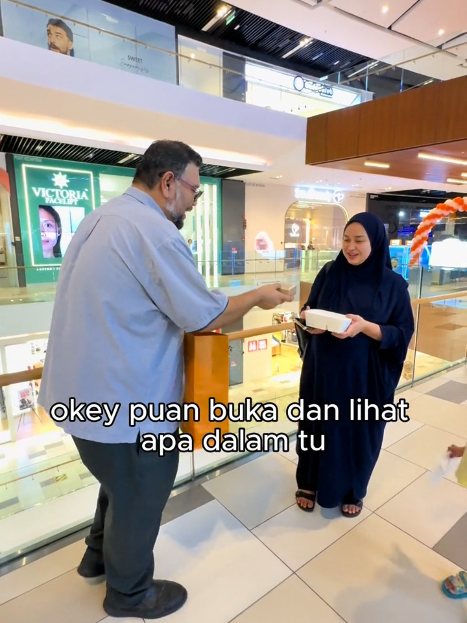 Ini namanya rezeki anak, walaupun tengah sarat mengandung, Pn.Dila masih simpati terhadap saya...hasilnya? Saksikan guys...Enjoyy..#shaaridiamond #ep12#lucky #diamondchallenge #fypシシ゚ #cikgushaari.