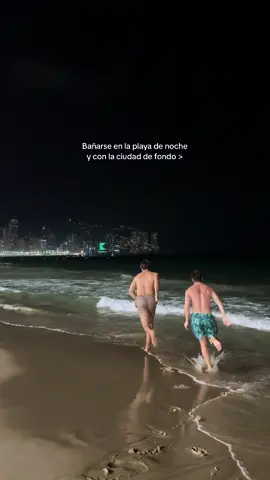 Parece que estemos en otro país y todo #eluakids #comunidadvalenciana #Summer #summervibes #beachvibes #benidorm #night 