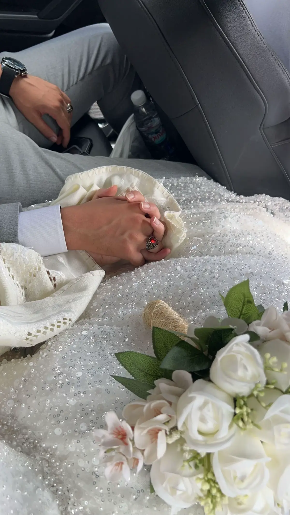 الحمد لله الذي بنعمته تتم الصالحات تزوجت زواجا شرعيا ❤️💍و على سنة الله و رسوله بدون علاقة غير شرعية، تزوجت عن حب و بالدعاء نلت حبيبي زوجي🤍💍 .  قصة زواجي صدقا تستحق نحكي عليها يوما ما،  ما بين يوم الرؤية الشرعية و بين يوم عرسي  عشر أيام 🥹🥹 اللهم لك الحمد، إن مع العسر يسرا☝🏻