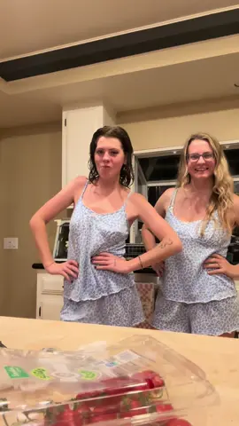 Late night snacks at grandma and grandpas👯‍♀️ #saramovedin #sisters #Siblings #matching #snack #latenight #california 