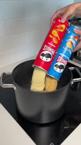 My dad taught me this pringles hack 😍