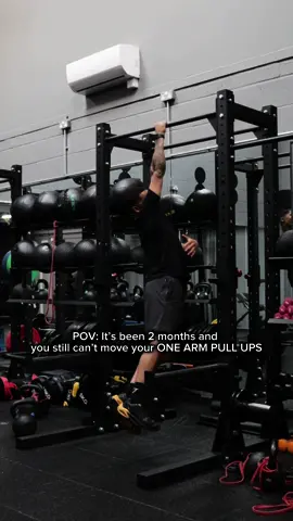 Future one arm pull up athletes, what you needed to hear🚀 Going from both arms to one arm is a big jump in regards to how you use your body to pull up!  Get comfortable hanging on one and just keeping still then build up your pulling strength 💪🏾 1:1 Coaching / Programmes 👉www.maddockstraining.com  B o s s u p  #calisthenics #onearmpullup #core 
