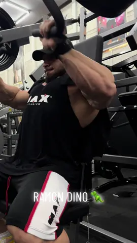 KILLER CHEST PRESS FOR VEGAS 🩸🩸🩸🩸🩸🦖🦖🦖🦖🦖🦖 #ramondino #bodybuilding #dino #mrolympia2024 #classicphysique #ficisulturismo #musculacaofaixapreta #maxtitanium #mrolympia #proathlete #strongman #maromba #weightlifting #prep #freak #chestday